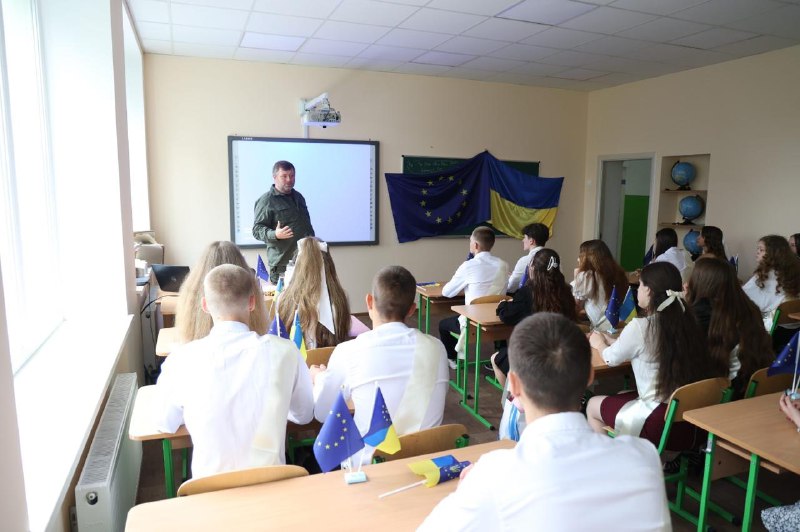 Перший віцеспікер Верховної Ради відвідав останній дзвоник на Коростенщині та передав автобуси від Естонії