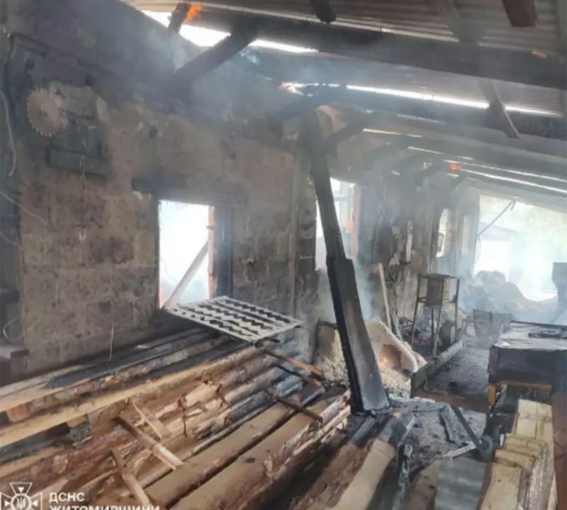 У селі Олевської громади горів дерев’яний будинок, а в місті – господарські будівлі