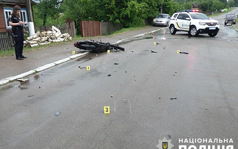 На одній з вулиць Словечного Chevrolet зіштовхнувся з Musstang: водія двоколісника госпіталізували