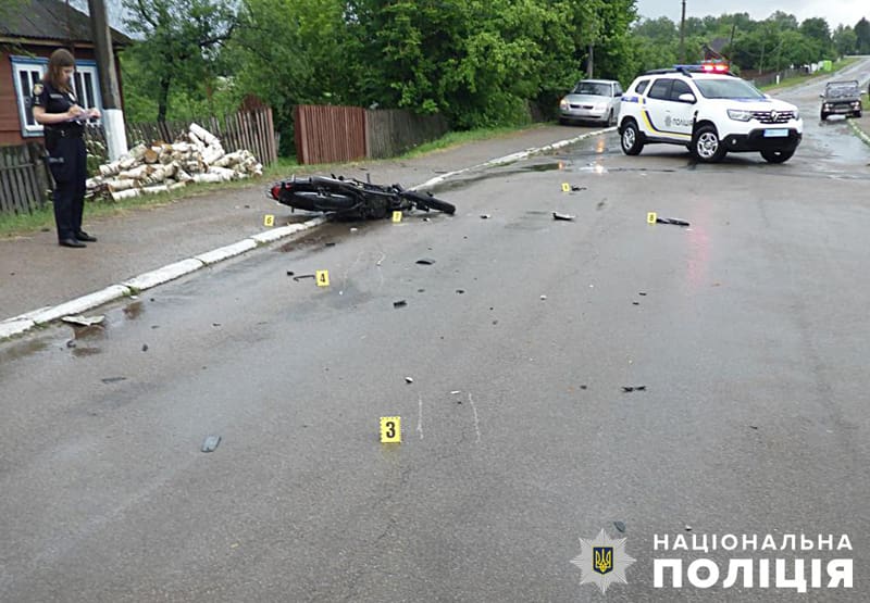 На одній з вулиць Словечного Chevrolet зіштовхнувся з Musstang: водія двоколісника госпіталізували