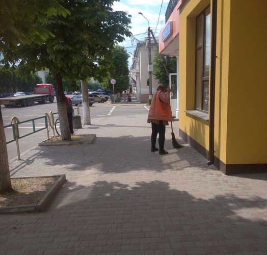 Минулого тижня коростенські комунальники наносили дорожню розмітку та ремонтували зливну каналізацію
