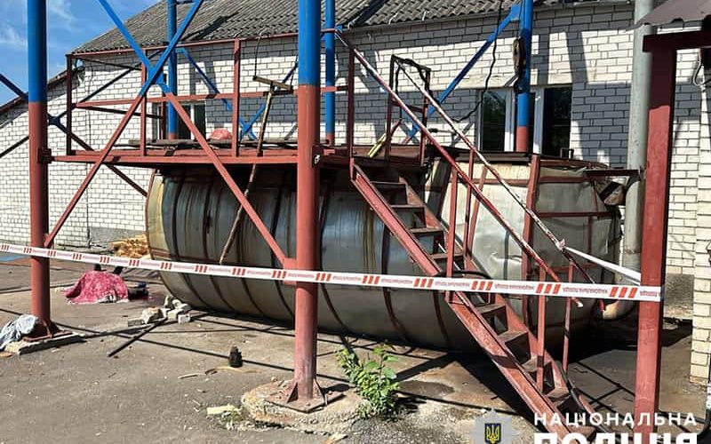 На підприємстві в Житомирській області загинув працівник: упав з великої металевої бочки