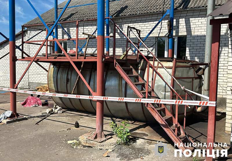 На підприємстві в Житомирській області загинув працівник: упав з великої металевої бочки