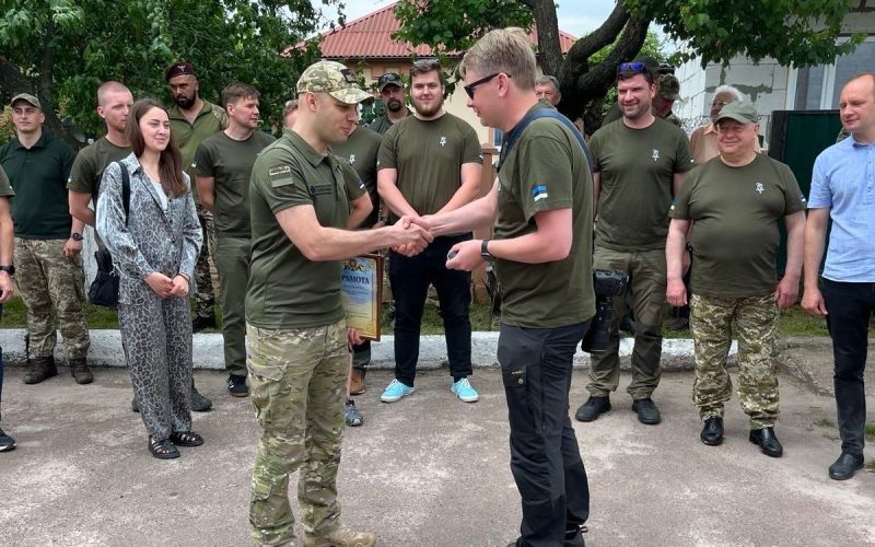 В Овручі прикордонникам передали від місцевої громади автомобіль