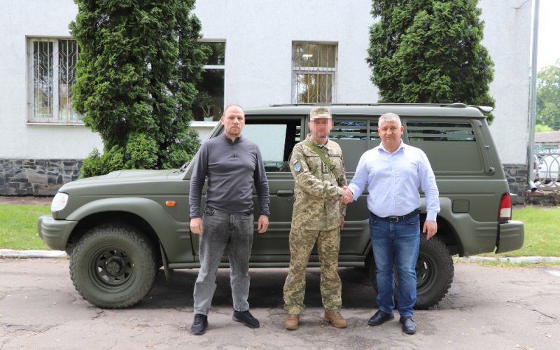 Завдяки фінансовій підтримці ліцеїв Олевської громади влада міста змогла придбати автівку для вчителя-захисника