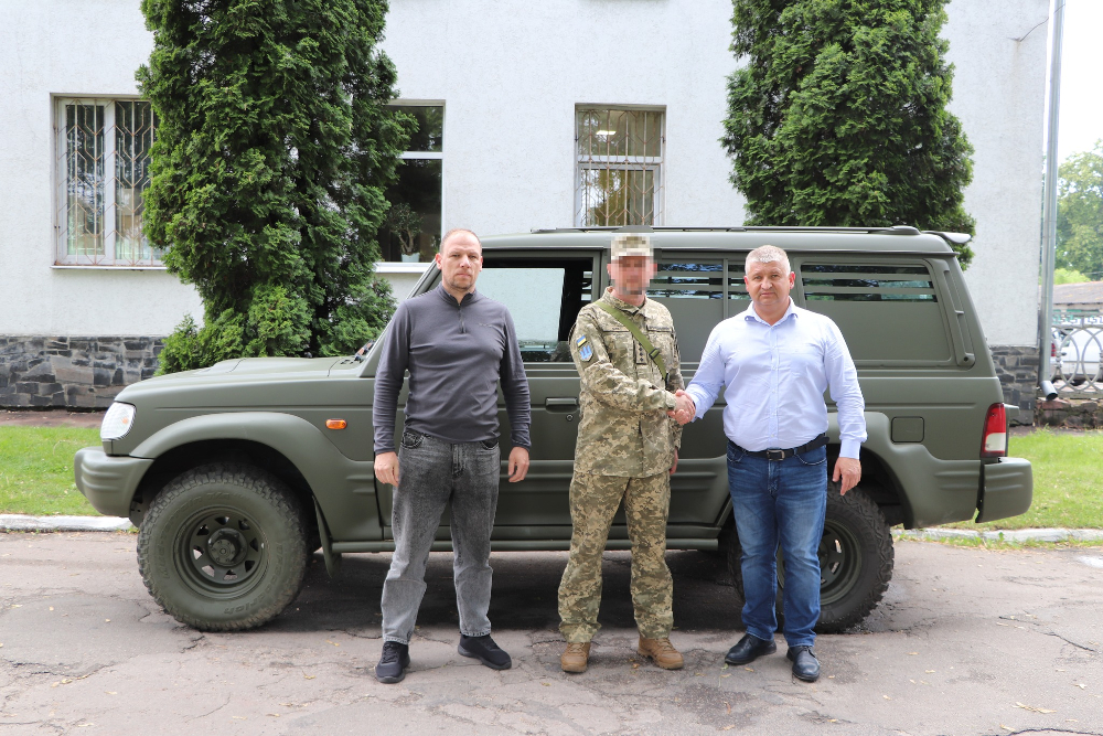 Завдяки фінансовій підтримці ліцеїв Олевської громади влада міста змогла придбати автівку для вчителя-захисника