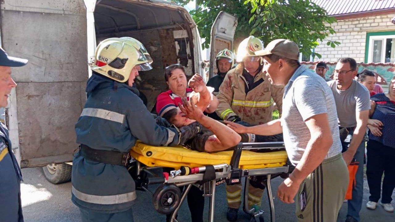 Зранку в Народичах рятувальники деблокували водія мікроавтобуса, який потрапив у ДТП
