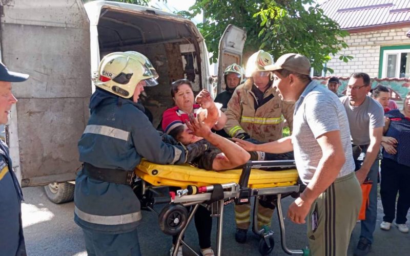 Зранку в Народичах рятувальники деблокували водія мікроавтобуса, який потрапив у ДТП