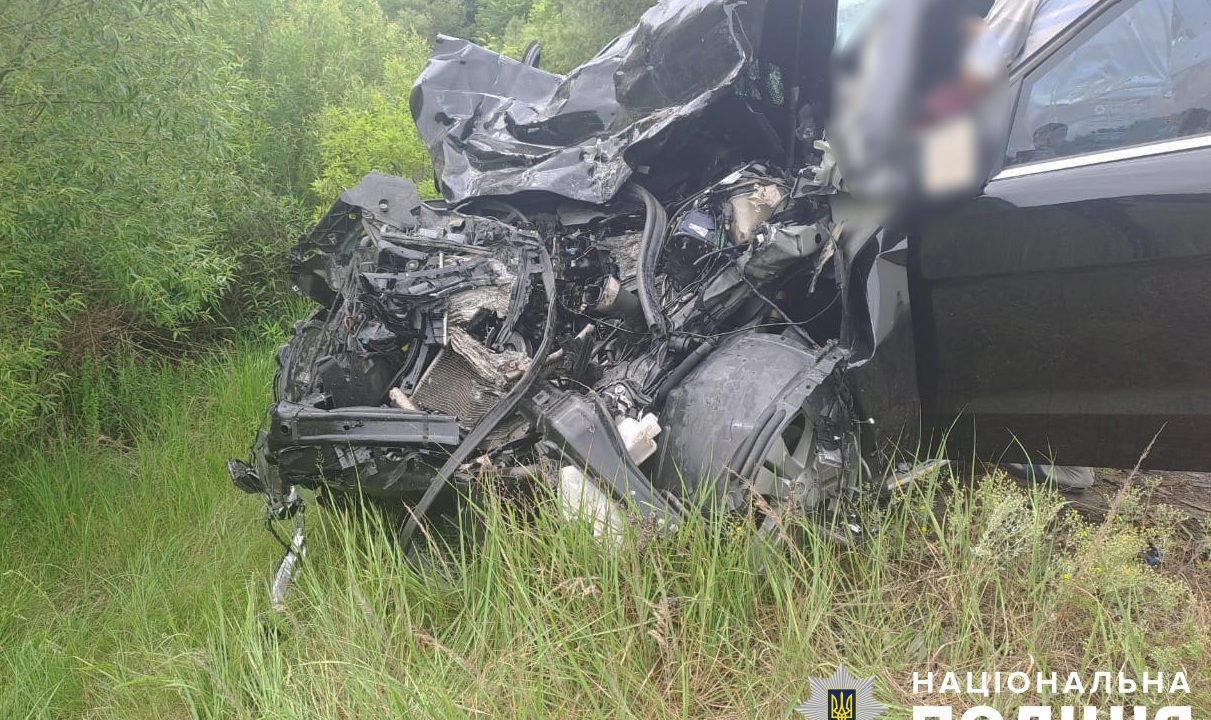 На автодорозі в лобову зіштовхнулись вантажівка та Mercedes-Benz: загинула водійка з Малина