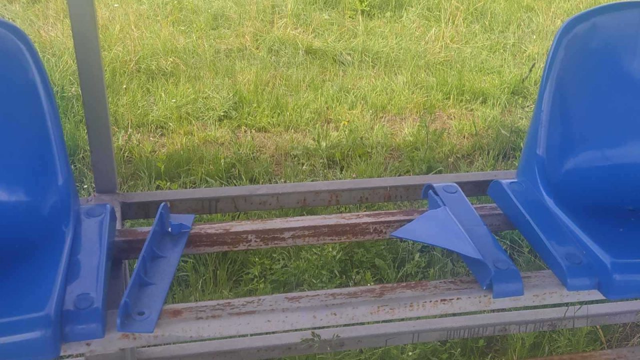 На центральному стадіоні в Лугинах вандали розгромили сидіння
