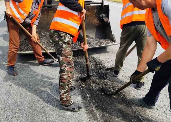 На Житомирщині ліквідовують наслідки негоди та вибоїни на дорогах державного значення