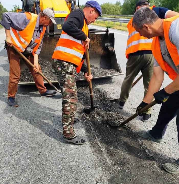На Житомирщині ліквідовують наслідки негоди та вибоїни на дорогах державного значення