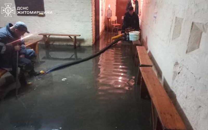 З підвального приміщення Овруцького ліцею рятувальники відкачували воду