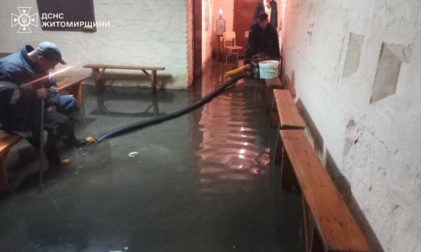 З підвального приміщення Овруцького ліцею рятувальники відкачували воду