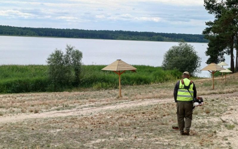 У Малині комунальники готують прибережну зону водосховища до літнього відпочинку