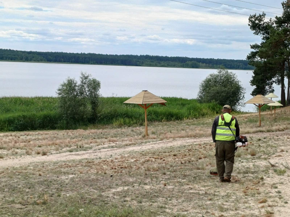 У Малині комунальники готують прибережну зону водосховища до літнього відпочинку