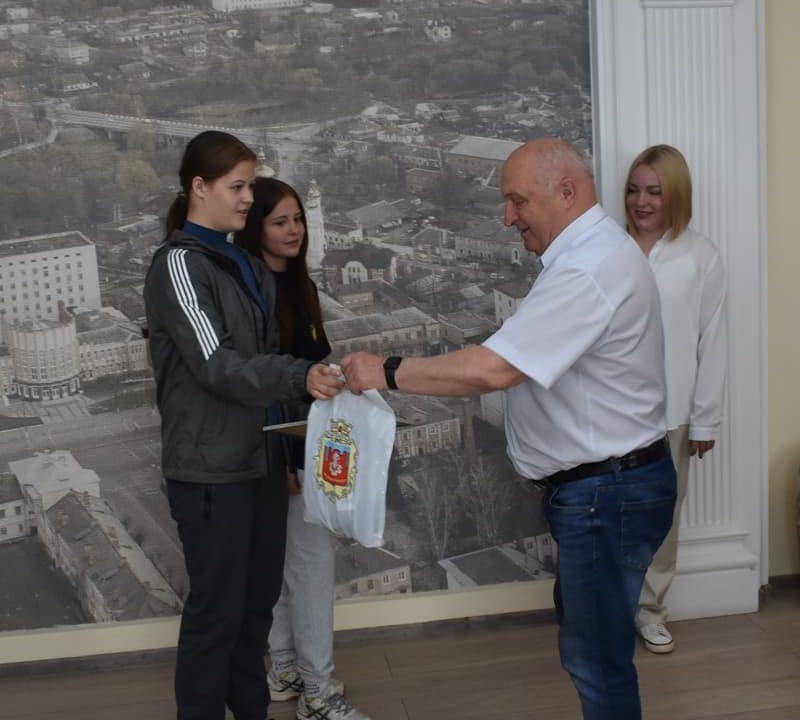 Мер Коростеня вручив боксеркам подяки та цінні подарунки