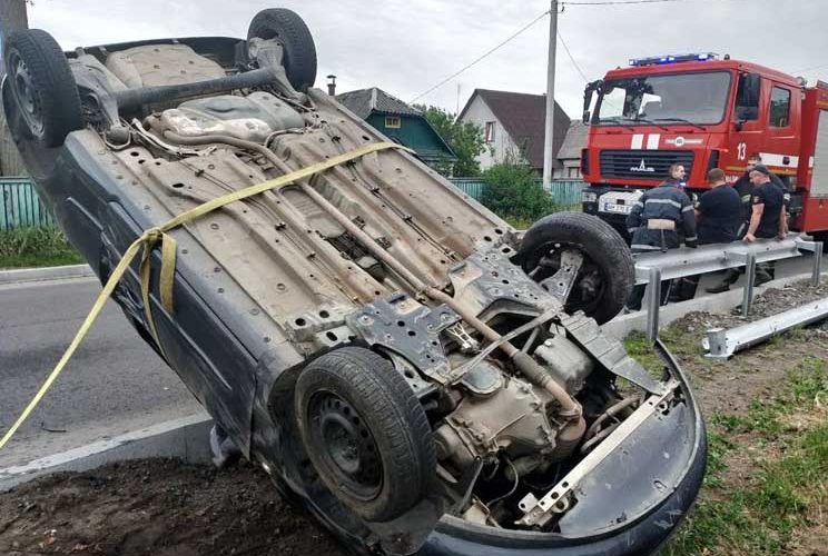 На одній з вулиць Малина Opel влетів у відбійник та перекинувся