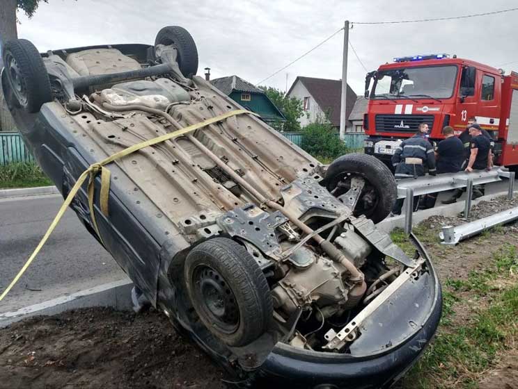 На одній з вулиць Малина Opel влетів у відбійник та перекинувся