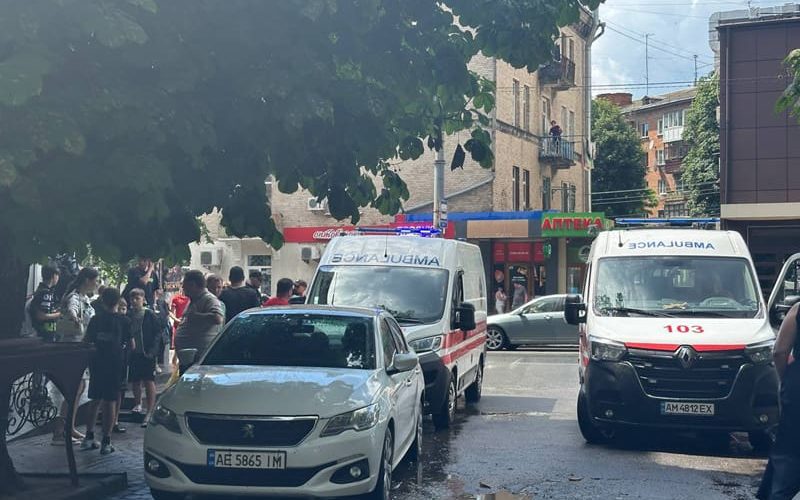 “Швидку” викликала перехожа: у Житомирі після удару блискавки двоє підлітків опинилися в лікарні