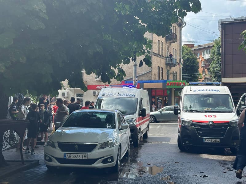 “Швидку” викликала перехожа: у Житомирі після удару блискавки двоє підлітків опинилися в лікарні