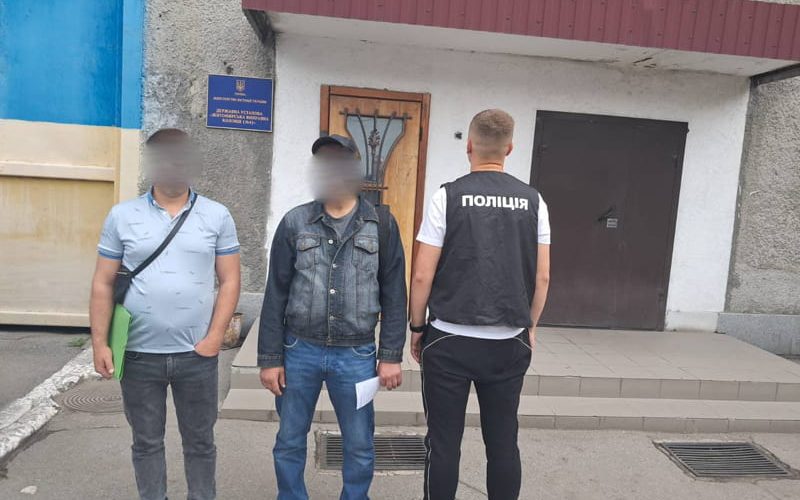 Міграційна служба Житомирщини примусово видворила азербайджанця, який відсидів за ґратами 8 років