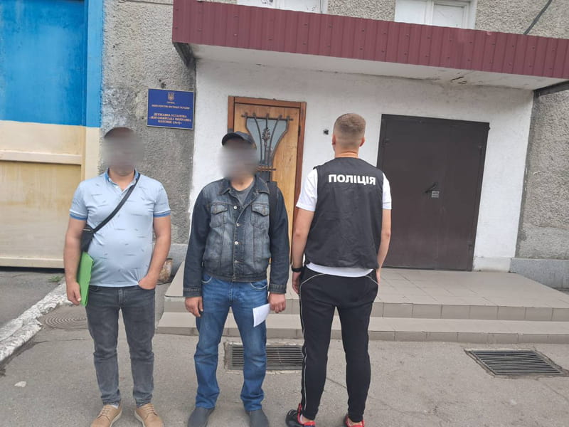 Міграційна служба Житомирщини примусово видворила азербайджанця, який відсидів за ґратами 8 років