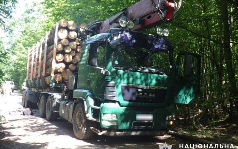 У селі на Овруччині МАN зіштовхнувся з велосипедисткою: потерпілу госпіталізували до лікарні