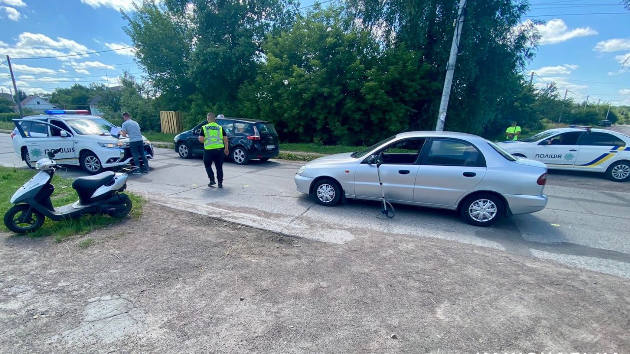 На вулиці Залізничній у Коростені зіштовхнулись Daewoo та скутер: водія двоколісника ушпиталено