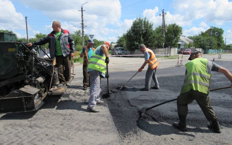 На дорогах Малина комунальники укладають асфальт
