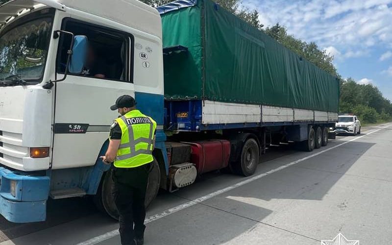 На трасі в Коростенському районі патрульні зупинили дві фури з деревиною: водії мали проблеми з документами на вантаж