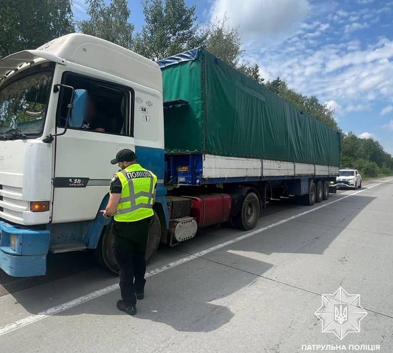 На трасі в Коростенському районі патрульні зупинили дві фури з деревиною: водії мали проблеми з документами на вантаж