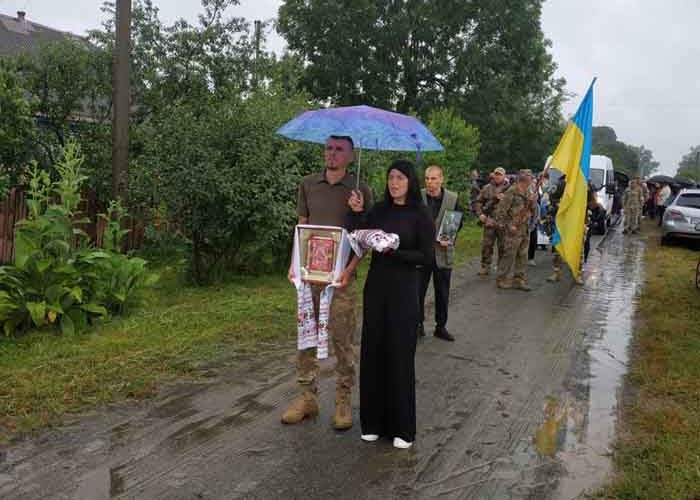 У громаді Коростенського району попрощалися з Олександром Шоботенком, який захищав Україну з 2015 року