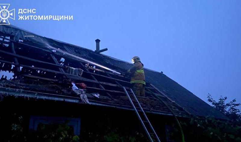 Вночі ППО збила над Житомирською областю три ворожі дрони, через падіння уламків загорівся приватний будинок