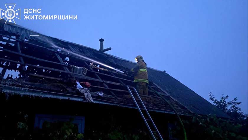 Вночі ППО збила над Житомирською областю три ворожі дрони, через падіння уламків загорівся приватний будинок