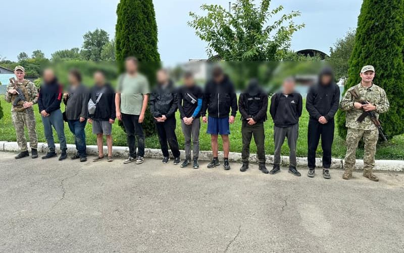 Посеред пшеничного лану прикордонники затримали десятеро ухилянтів, серед них – жителі Житомирщини