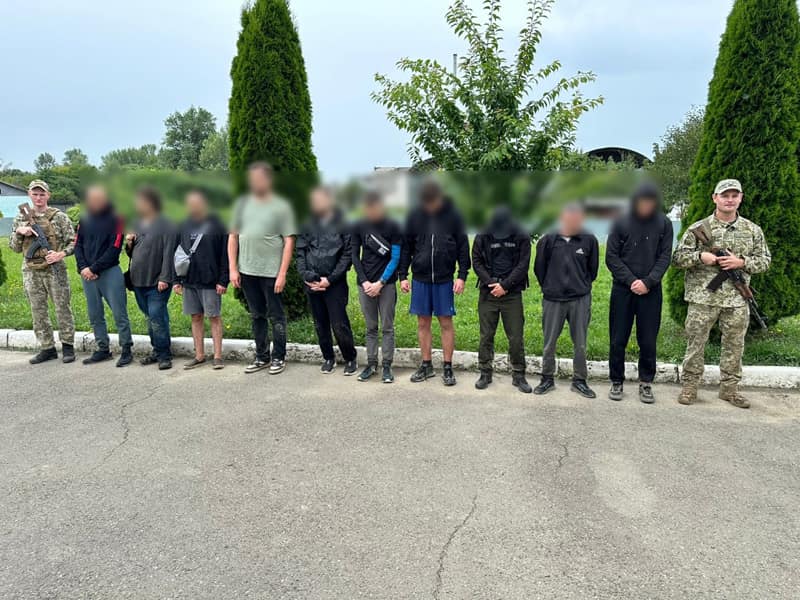 Посеред пшеничного лану прикордонники затримали десятеро ухилянтів, серед них – жителі Житомирщини
