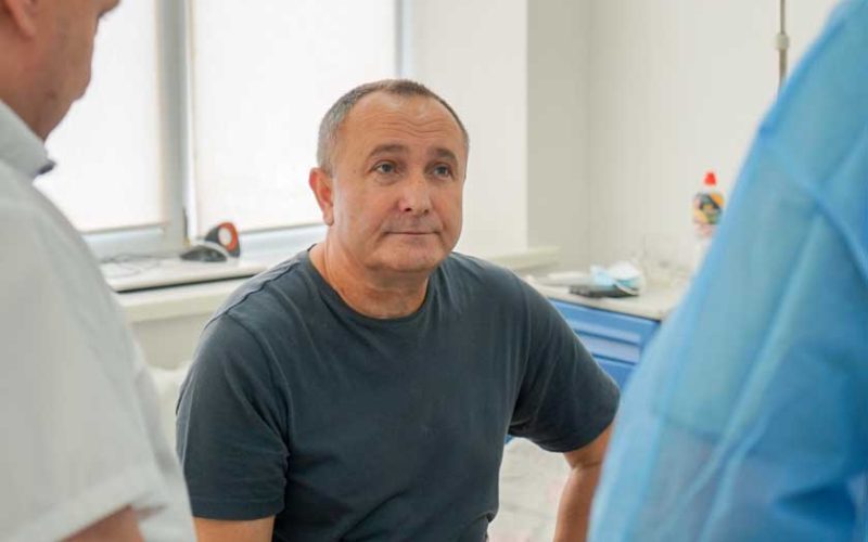 Батько віддав нирку синові: у житомирській обласній лікарні військовому зробили трансплантацію