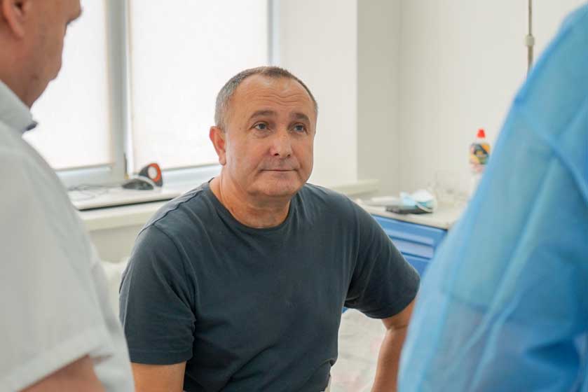 Батько віддав нирку синові: у житомирській обласній лікарні військовому зробили трансплантацію
