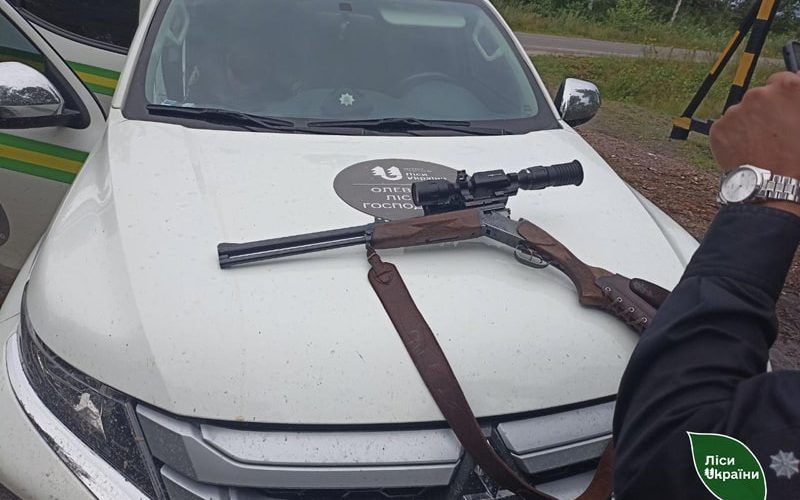 На Олевщині лісівники виявили п’яного браконьєра, що мав із собою зброю з оптичним прицілом