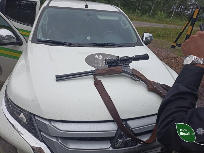 На Олевщині лісівники виявили п’яного браконьєра, що мав із собою зброю з оптичним прицілом