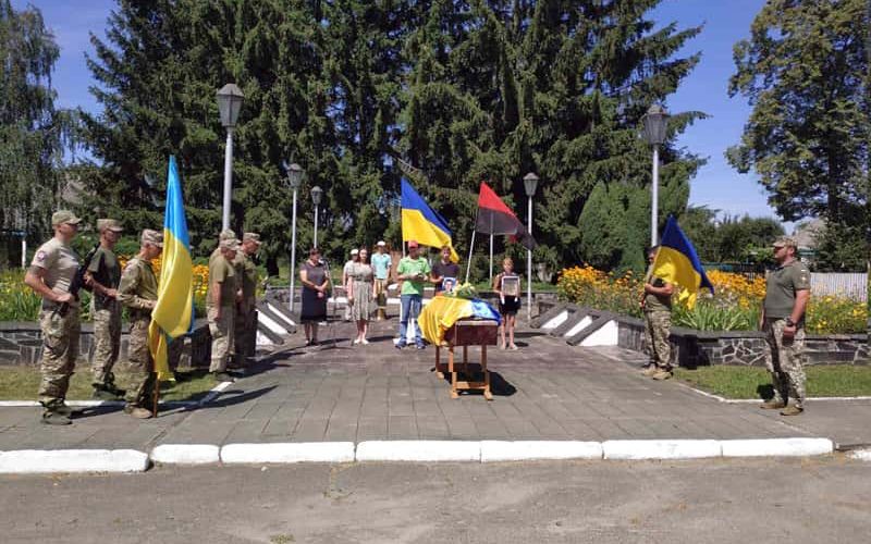 У Чоповицькій громаді прощалися з військовим, який 26 років тому переїхав з Криму до села