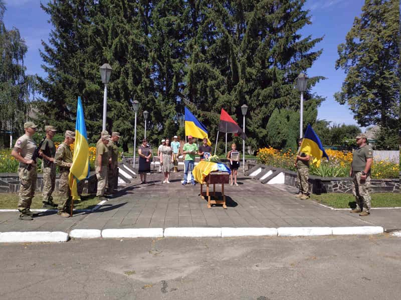 У Чоповицькій громаді прощалися з військовим, який 26 років тому переїхав з Криму до села
