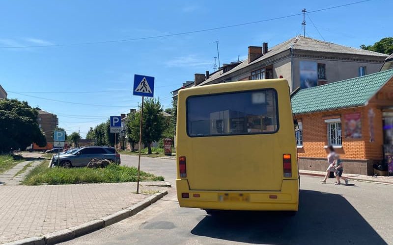 На вокзалі в Коростені маршрутка наїхала на жінку, потерпілу госпіталізували