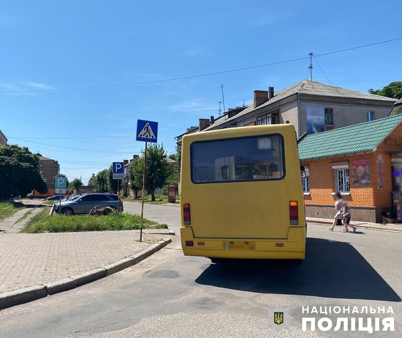 На вокзалі в Коростені маршрутка наїхала на жінку, потерпілу госпіталізували