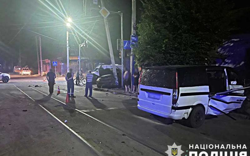 Вночі у Житомирі Volvo зіштовхнувся з бусом та влетів у будинок: загинув водій, троє осіб постраждали