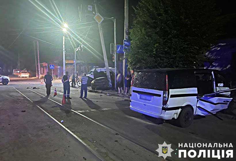 Вночі у Житомирі Volvo зіштовхнувся з бусом та влетів у будинок: загинув водій, троє осіб постраждали
