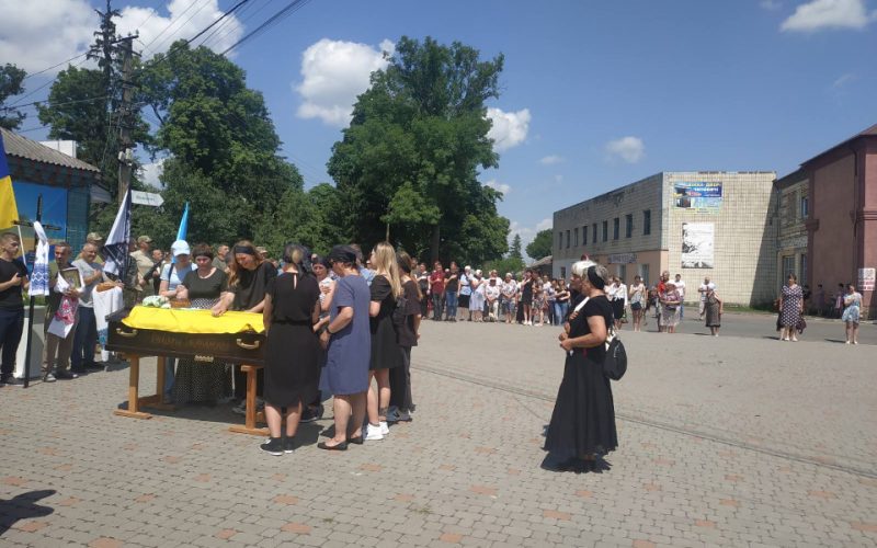 Залишилась 18-річна вдова – у Чоповицькій громаді попрощались із захисником Олексієм Єрмоленком