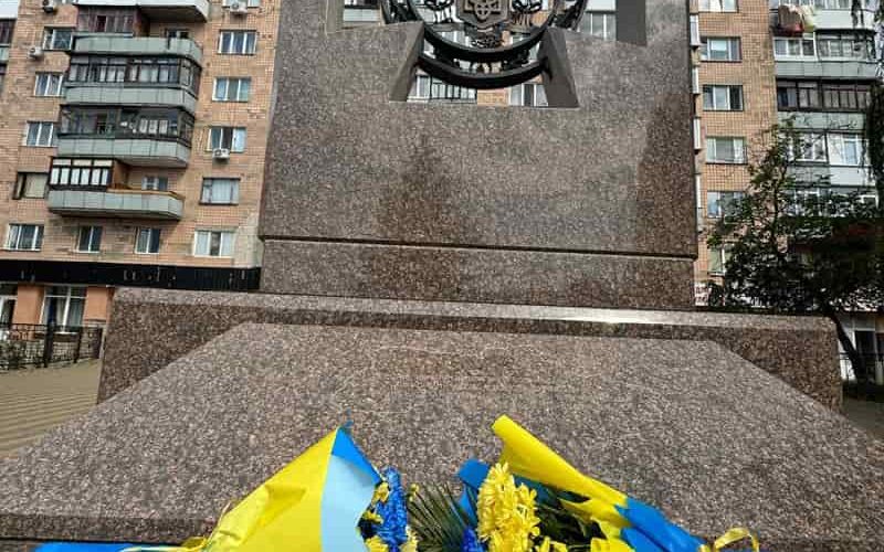 У Коростені хвилиною мовчання та покладанням квітів відзначили День української державності
