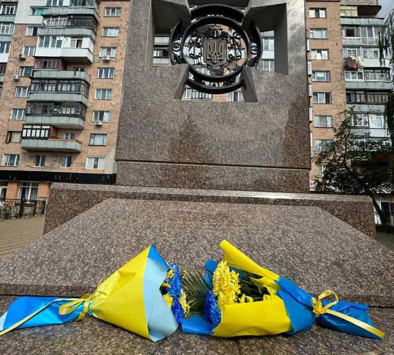 У Коростені хвилиною мовчання та покладанням квітів відзначили День української державності